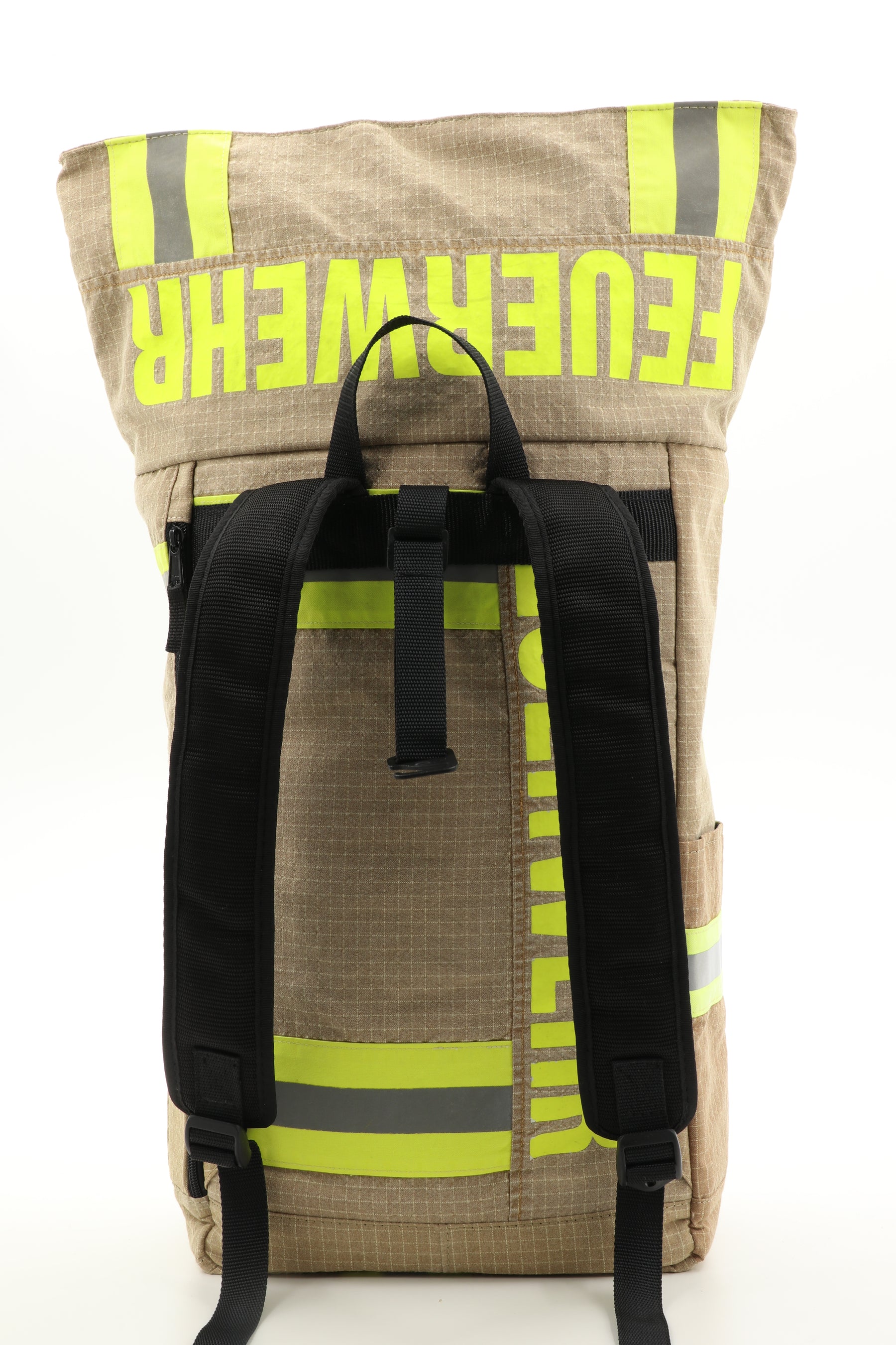 Rolltop Rucksack beige aus upgecycelter Feuerwehrkleidung 63x27x17cm