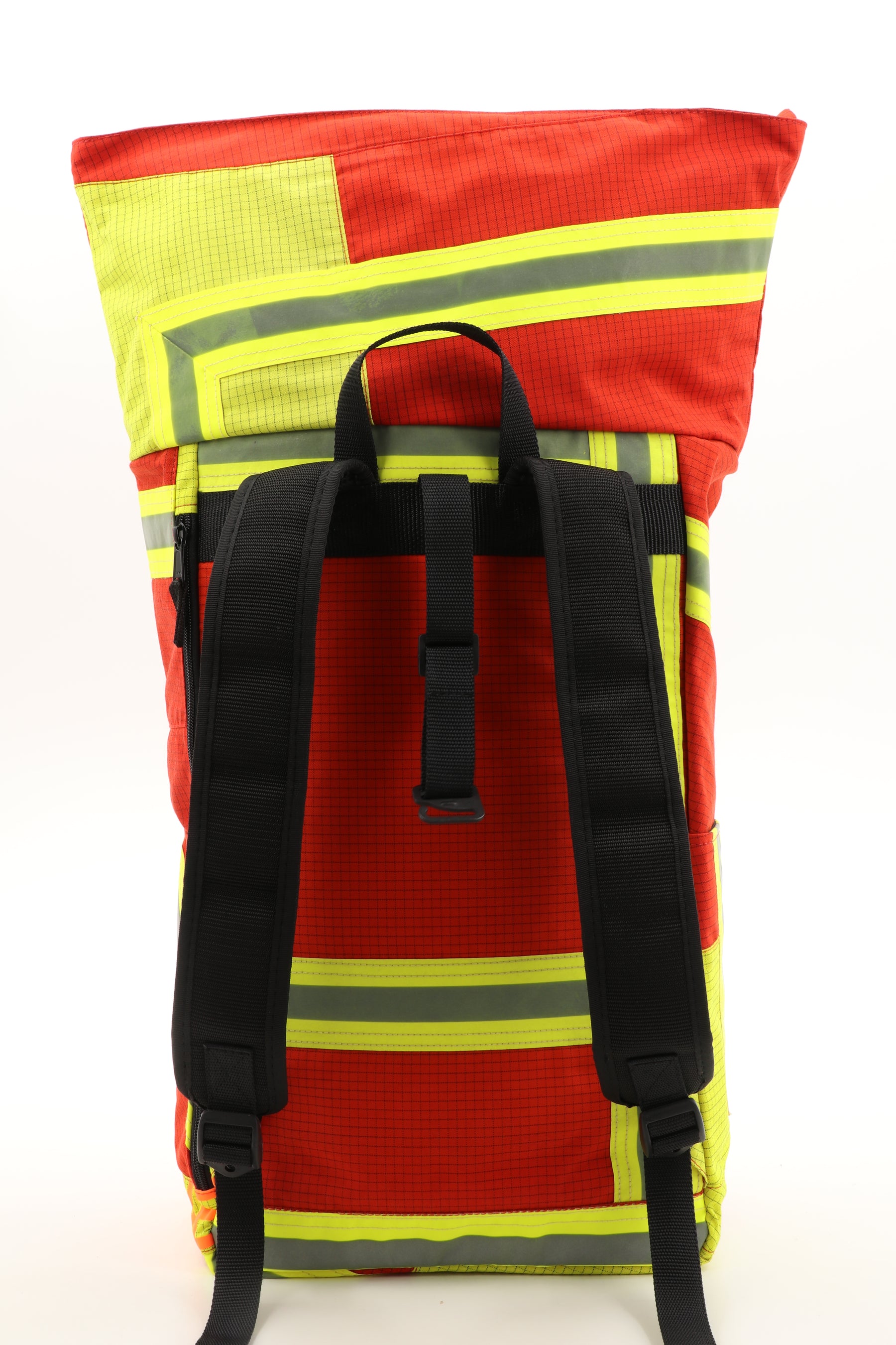 Rolltop Rucksack rot aus upgecycelter Feuerwehrkleidung 63x27x17cm