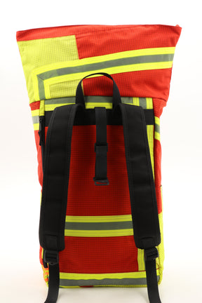 Rolltop Rucksack rot aus upgecycelter Feuerwehrkleidung 63x27x17cm