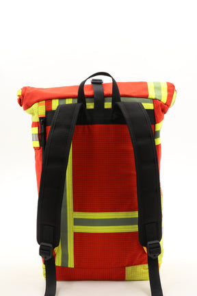 Rolltop Rucksack rot aus upgecycelter Feuerwehrkleidung 63x27x17cm