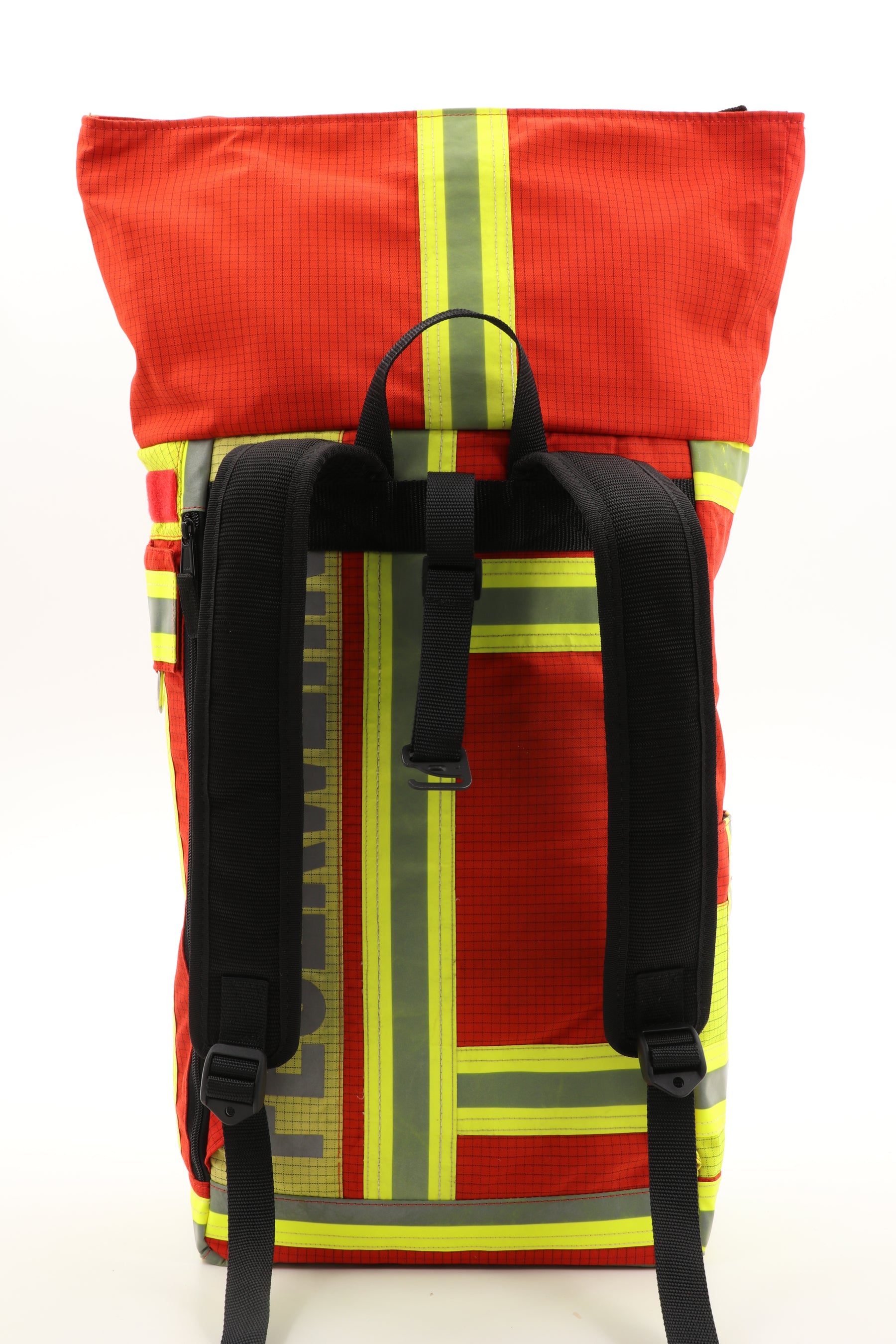 Rolltop Rucksack rot aus upgecycelter Feuerwehrkleidung 63x27x17cm
