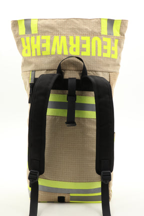 Rolltop Rucksack beige aus upgecycelter Feuerwehrkleidung 63x27x17cm